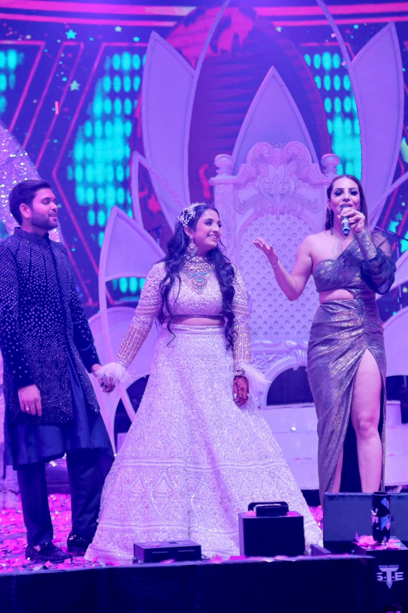AnchorPiya's tweet photo. Golden Glory Look For Cocktail Function In Karnal Recently With Singer @Sukhbir_Singer #anchorpiyasharma🎤 #sangeetfunction #soundlight @gypsysounds #artistmanagedby @dreamz_ashish #weddingplanning @thedewindia #myoufit @ashfaqueahmaddesignstudio #location @theedenfarms_ https://t.co/E2ZjfEjS3R