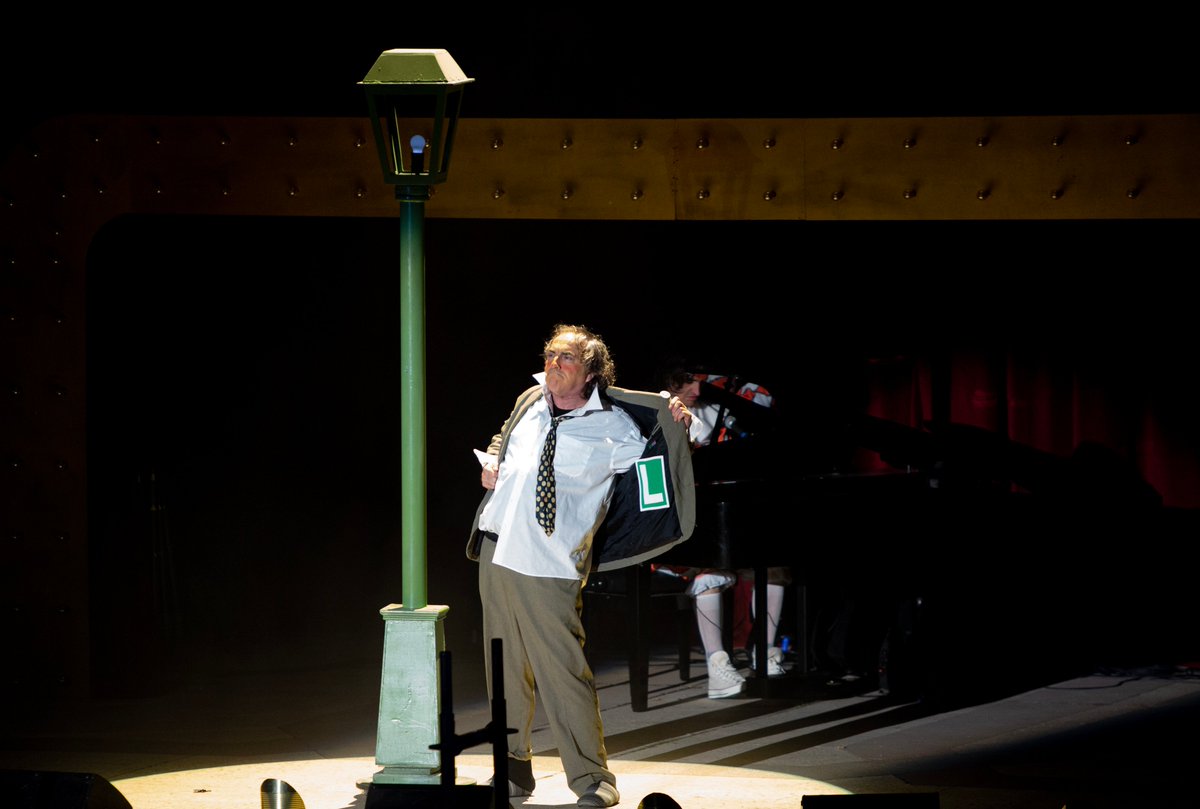 ¡Esperamos que las farolas de Lorca estén bien sujetas, porque los Borrachos las necesitarán!🍾

Llegan al Auditorio Margarita Lozano junto a toda la troupe de #ElSeluElMusical para ponerlo todo patas arriba🎭

Sábado a las 21:00h, ¡no te los pierdas! 🎟️
taquilla.com/entradas/el-se…