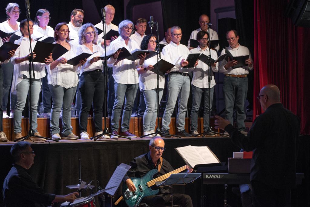 Agrup_CLCSH's tweet photo. Algunes fotos del concert del passat diumenge! Moltes gràcies a tots els que ens vau venir a veure cantar! 💙Esperem que gaudíssiu tant com ens ho vam fer nosaltres 😉

Moltes gràcies també al @ajcabrils, als grans músics que ens van acompanyar i a tots els fotògrafs! https://t.co/qxiwOn0wjY