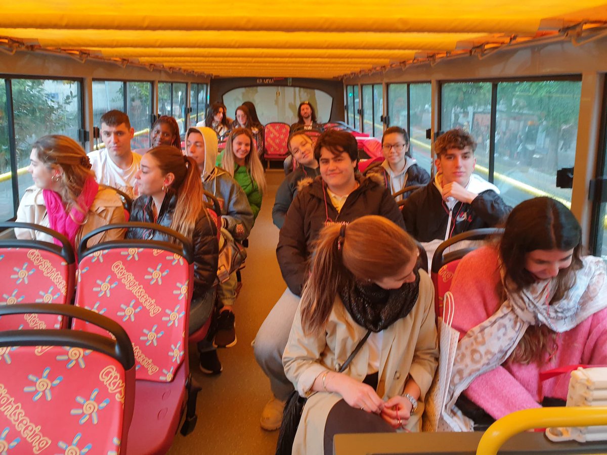 Hoy en la segunda jornada de nuestra Semana Cultural hemos hablado de historia e historias de #santander a través de algunos de los murales de la mano de nuestra profesora Nuria Salesa @guiaturismocantabria 

También hemos realizado una visita en el autobús turístico de la ciudad