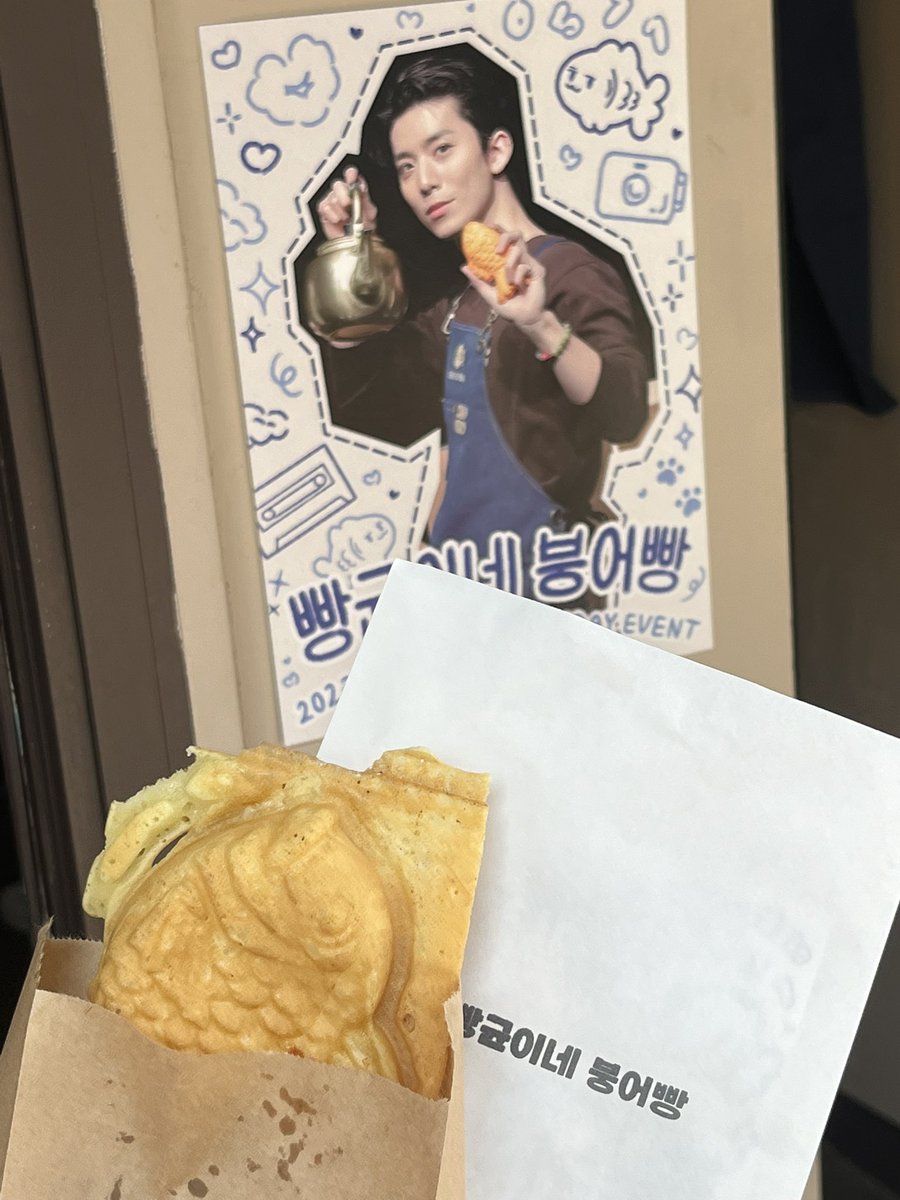 하나~둘~셋~
규니야 생일 축하해~~~
오래오래 같이 만놀(만수무강놀이라는뜻) ㄱ?

#규니_생일만큼은_축하해
#만나기만해봐_아주그냥_붕어빵사줄테니까
<a href="/HBD_hwiyoung/">빵균이네 붕어빵</a> 💙