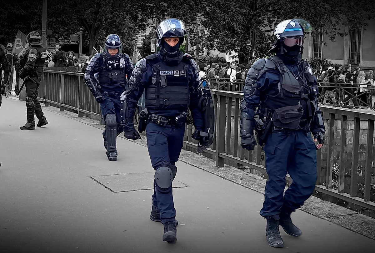 CorreErwan's tweet photo. A #Rennes... 🧐
Manifestation en cours sous le regard méchant des policiers ! 👮
Et, toujours pas de #RIO visible ! 😮
Allo, @bretagnegouv ! 📞
Allo #Darmanin ! 📢
C'est pour un signalement ! 😑
#CRS #FDO #CanonAEau #ReformedesRetraites #UnionPirate #manifestation11mai2023 https://t.co/5Z2shHuzd0