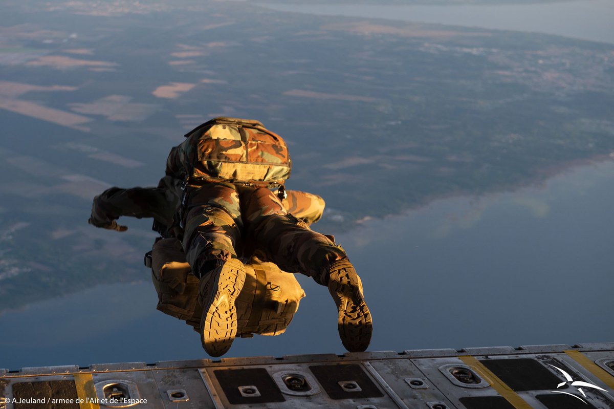 top_force's tweet photo. A leurs côtés, des détachements des forces spéciales de l’armée de Terre #CFST et de la Marine Nationale #FORFUSCO, ainsi que de l’Ejercito del aire (Espagne) et de l’United States air force. #USAF https://t.co/UTJlnUiBPd