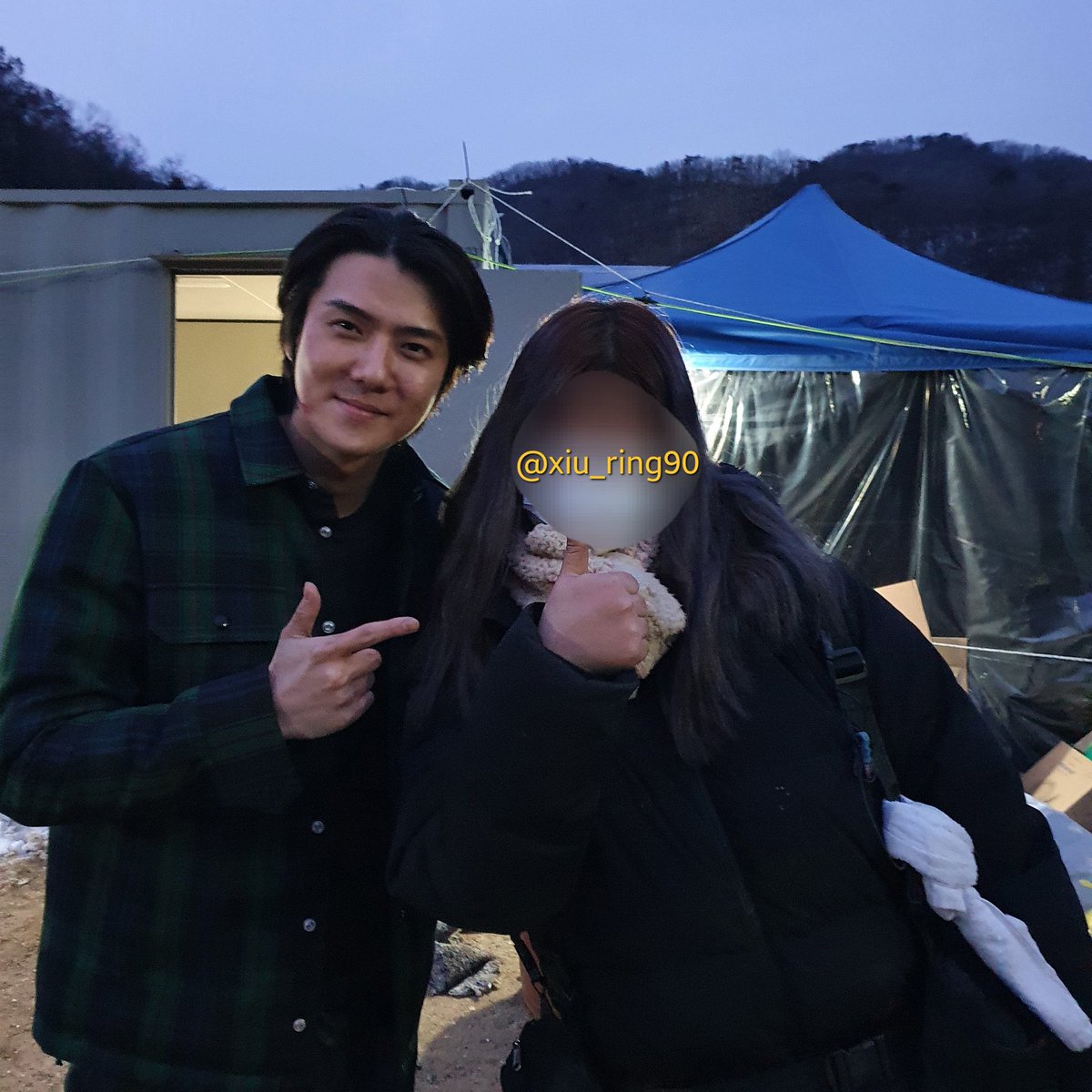 xunqi_indonesia's tweet photo. (230511) #SEHUN UPDATE

Photo ketika Sehun msih berambut panjang di lokasi syuting  "the pirates: the last royal treasure"

"ketika aku berkata, "mari kita lakukan pose EXOL bersama-sama", sehunnie langsung melakukannya. (kami) juga melakukan pose 'we are one' bersama ㅋㅋㅋ"-OP. https://t.co/H46nCJsz9D
