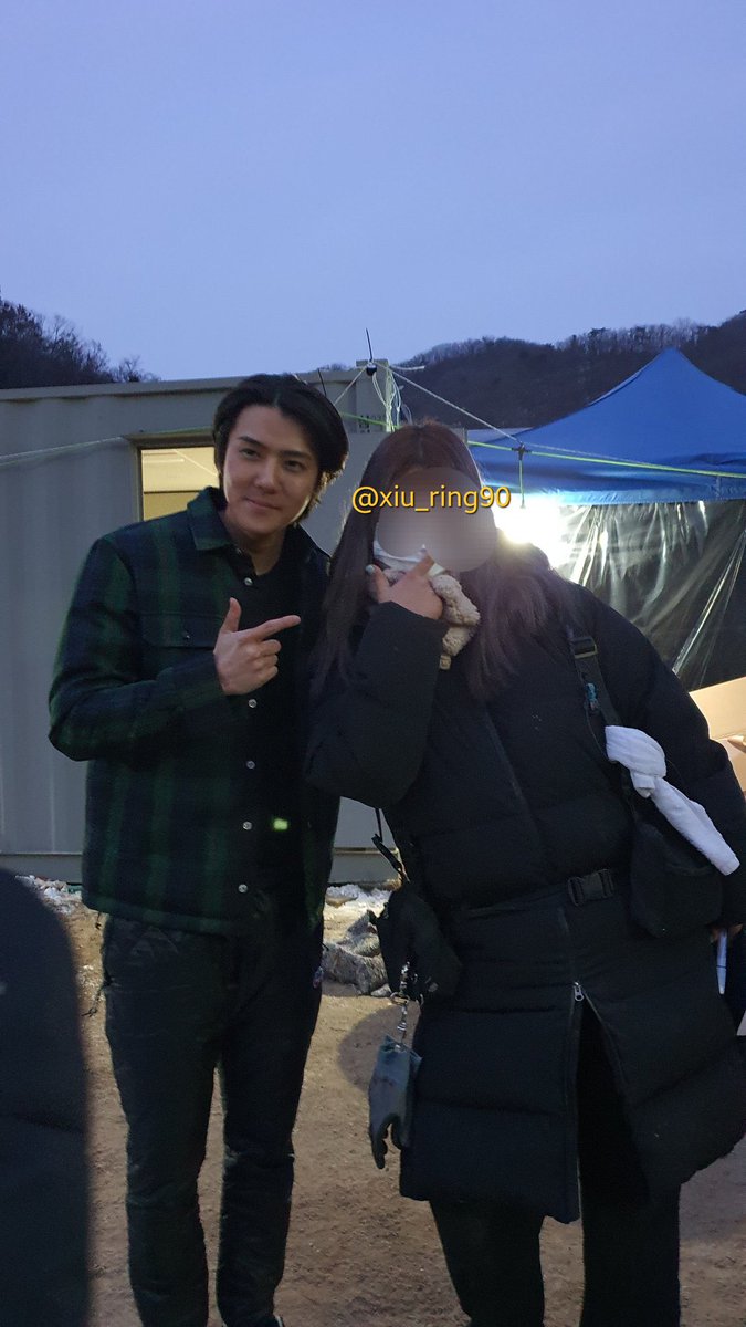 xunqi_indonesia's tweet photo. (230511) #SEHUN UPDATE

Photo ketika Sehun msih berambut panjang di lokasi syuting  "the pirates: the last royal treasure"

"ketika aku berkata, "mari kita lakukan pose EXOL bersama-sama", sehunnie langsung melakukannya. (kami) juga melakukan pose 'we are one' bersama ㅋㅋㅋ"-OP. https://t.co/H46nCJsz9D
