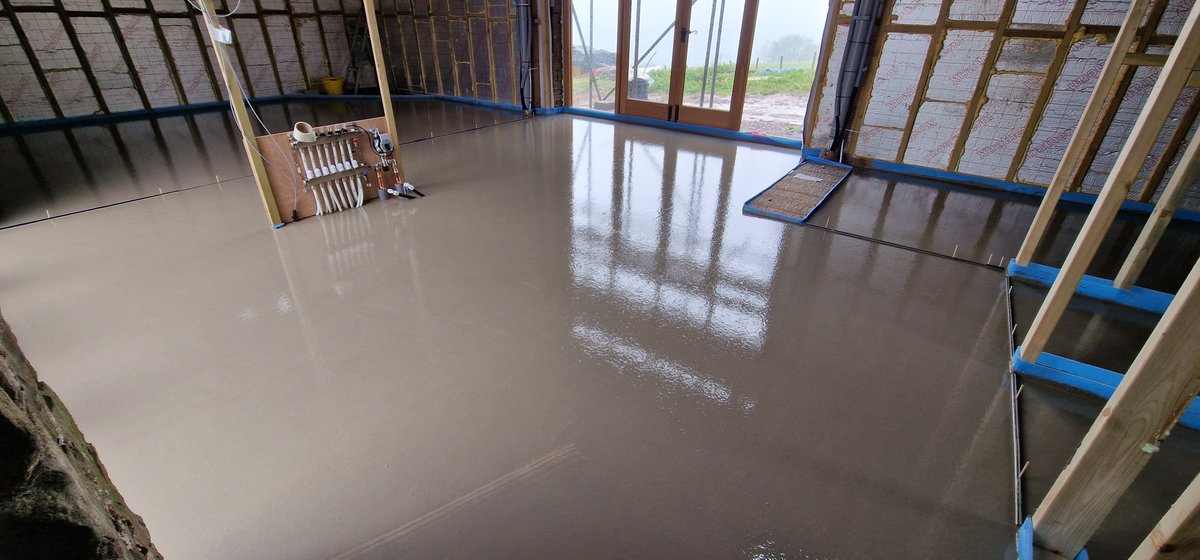 Floscreed's tweet photo. 2nd phase of a barn conversion near Abergavenny the boys laid 91m of fast drying liquid screed over UFH (by others)

#floscreedukltd01873850054  #repeatwork  #busybusybusy https://t.co/Gv4aJkNjKK