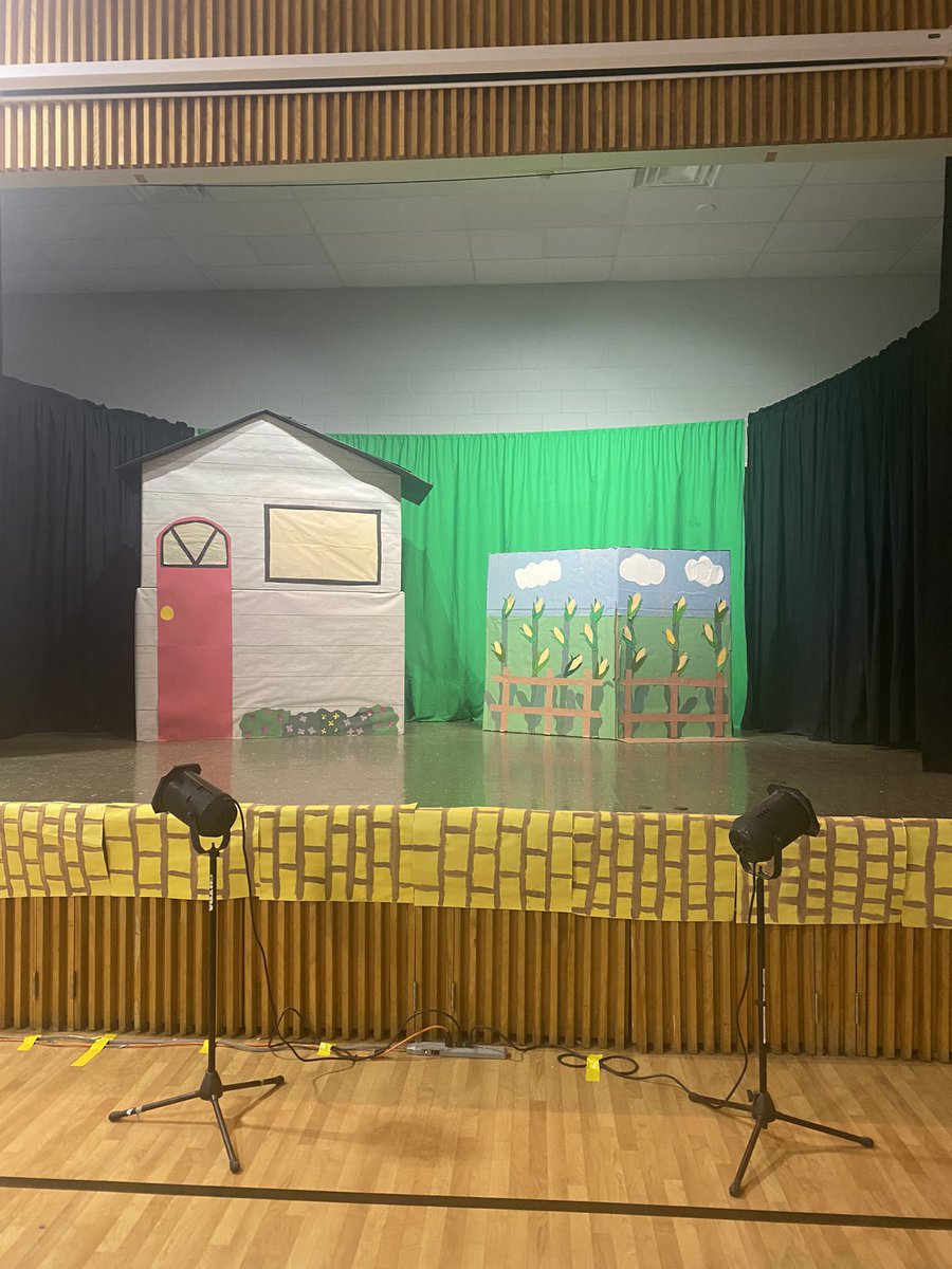 MeesonAlexa's tweet photo. So very proud of our 6,7 and 8 students who poured their hearts into their production of the Wizard of Oz. Way to go Sacred Heart! We are so proud!  @alcdsb_shrb @alcdsb https://t.co/lp4PbRBJpl