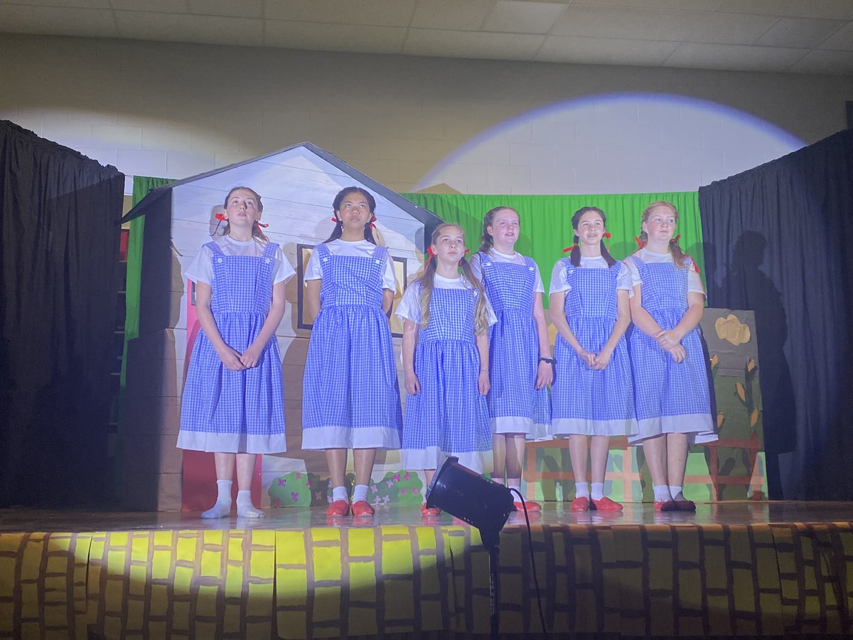 MeesonAlexa's tweet photo. So very proud of our 6,7 and 8 students who poured their hearts into their production of the Wizard of Oz. Way to go Sacred Heart! We are so proud!  @alcdsb_shrb @alcdsb https://t.co/lp4PbRBJpl
