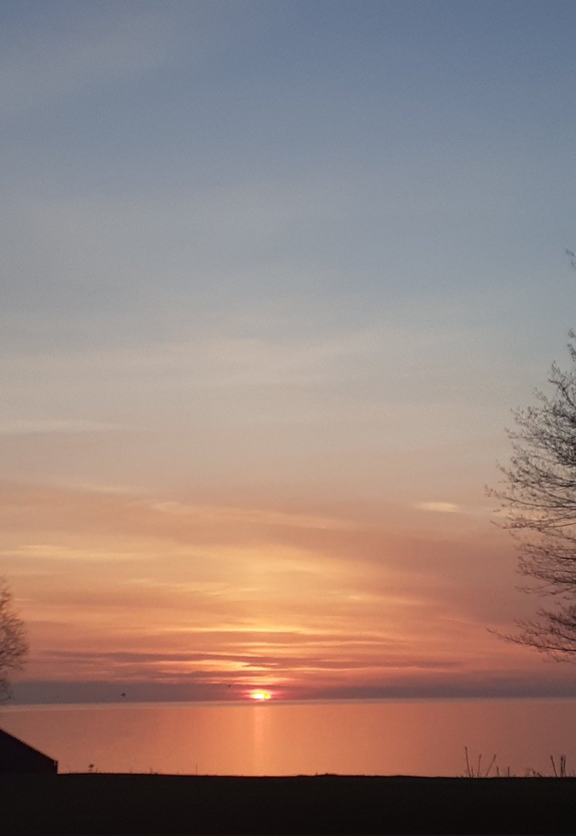 PerfectSara3's tweet photo. Good morning. 
Happy Thursday. 
#LakeMichigan
#Wisconsin https://t.co/GVuaLHHAuE