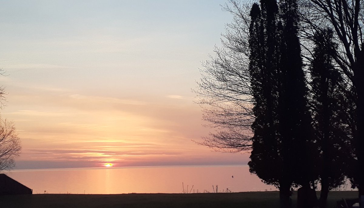 PerfectSara3's tweet photo. Good morning. 
Happy Thursday. 
#LakeMichigan
#Wisconsin https://t.co/GVuaLHHAuE