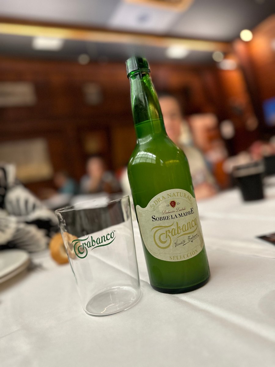 Ver por los chigres las etiquetinas blancas de nuestra <a href="/sidra_seleccion/">Sidra de Selección</a> #SidraSobreLaMadreTrabanco es uno de los momentos del año que más nos prestan. 

👉🏼 Pura, tierna, aromática… Así es nuestra primera sidra de la temporada. 🍏🍎 #SidraSobreLaMadre #SidraSobreLaMadre2023