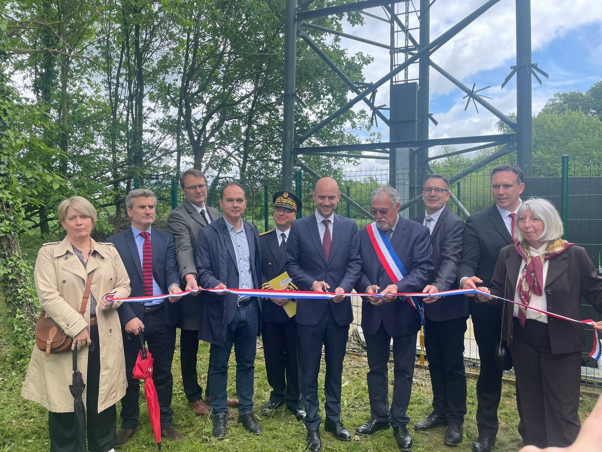 FFTelecoms's tweet photo. 📶 Inauguration du premier site #4G multi-opérateurs #NewDealMobile dans la @sarthefr, en présence de @jnbarrot, de @Prefet72, de @EricMartineau72, de @OlivierRIFFARD1, du Maire de Saint-Jean-de-la-Motte, des opérateurs et des élus locaux https://t.co/e6Dtl9xdvs