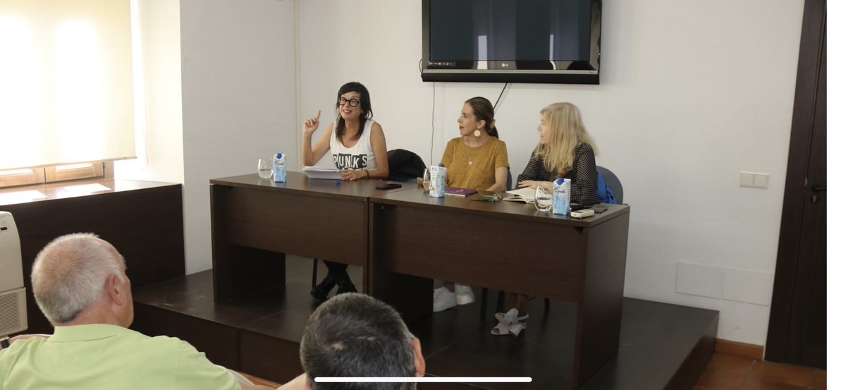 JSantibanez00's tweet photo. Aquí sigo, mi gente, en Málaga España, participando en #Verdial, evento organizado por @latermicamalaga, @UNAMEspana, con participación de @LiteraturaUNAM, @CatedraCFuentes.Esta tarde daré la conferencia "Úteros y provocación: Problemáticas de mujeres en las letras de hoy". Salud https://t.co/XXameKnM9Z