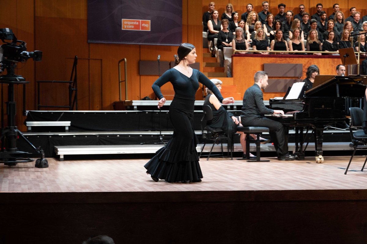 El pasado 9 de mayo disfrutamos de la maravillosa Gala Lírica #DíaDeEuropa 🇪🇺 en Madrid, con la Orquesta y Coro Juvenil Europea de Madrid <a href="/orquestaojem/">OJEM</a> en el Teatro Monumental y dirigidos por Adriana Tanus.

Si no pudiste venir... ¡muy pronto podrás verlo #online en <a href="/rtve/">RTVE</a>!🎶🙌🎻