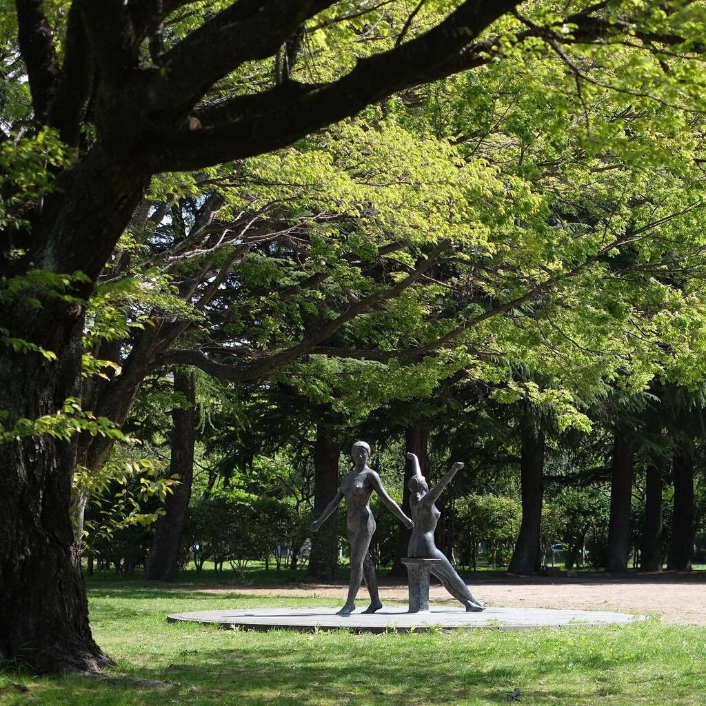 新緑の中で｢杜に聴く｣のふたりも気持ち良さげ。
 #仙台  #ブロンズ像  #新緑  #公園
 #sendai  #bronzestatue  #miyagiprefecture