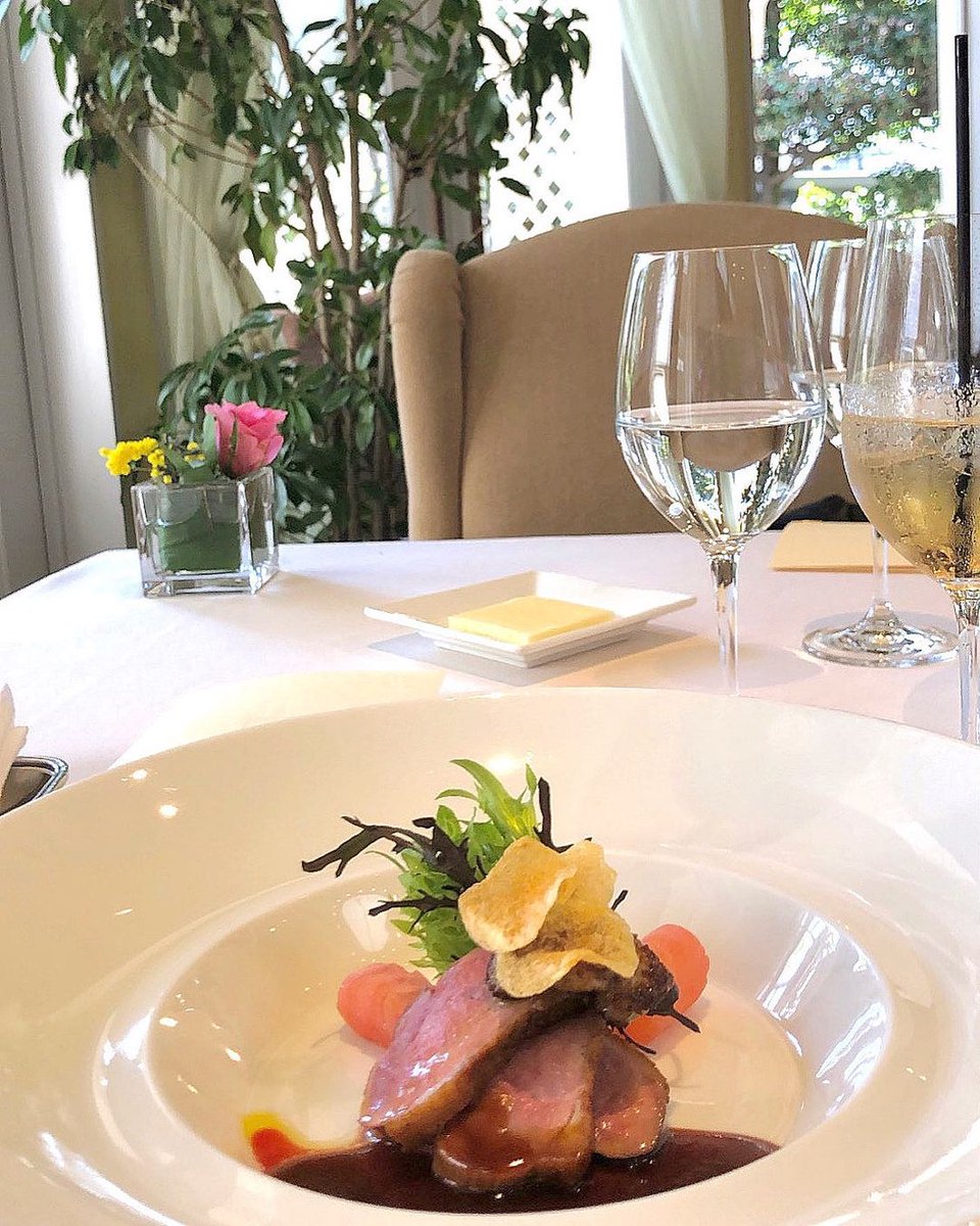 One6198's tweet image. You come to the world, you want to see the sun. Walk down the street with your sweetheart.