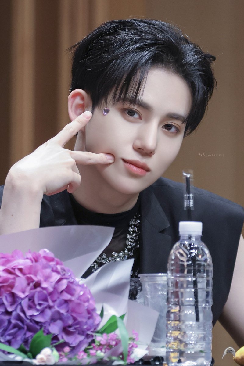 2x8_pin's tweet photo. 230507 팬사인회 #황윤성
마이크 내려놓고 제대로 이쁜 짓 ʕ• ˕ • ʔ♡ᐝ

#드리핀 #DRIPPIN https://t.co/P3ZnDZPOJU