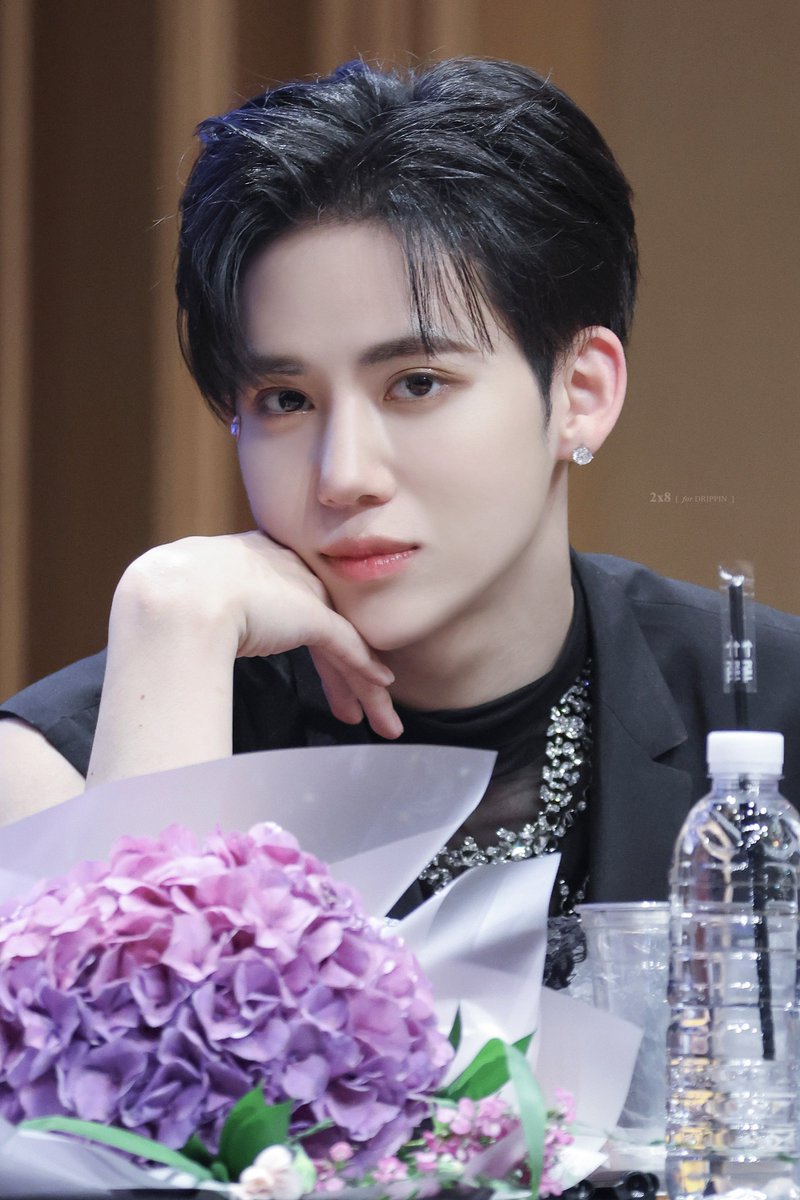 2x8_pin's tweet photo. 230507 팬사인회 #황윤성
마이크 내려놓고 제대로 이쁜 짓 ʕ• ˕ • ʔ♡ᐝ

#드리핀 #DRIPPIN https://t.co/P3ZnDZPOJU
