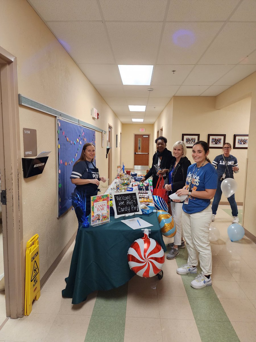 RollingGreenEl's tweet image. The Candy Bar is open for our awesome staff!! 
#weroarwithpride
#thankanEducator