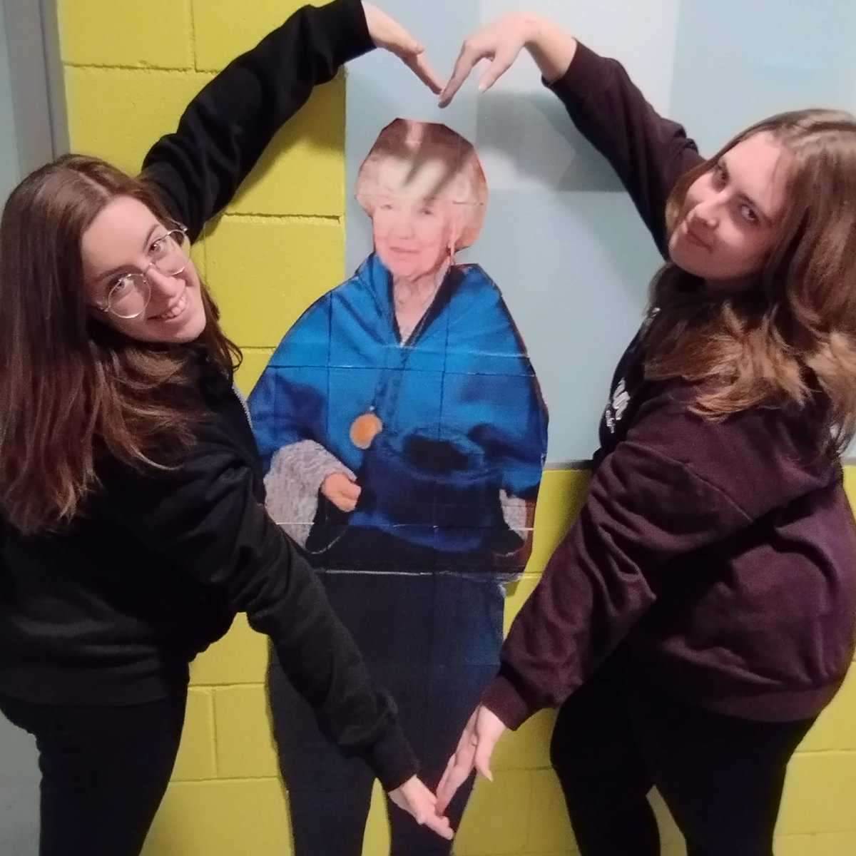 Coses que passen al Ribot...😊

Des que vam treballar pel 8 de març el projecte "A totes les dones que, silenciosament, han escrit la història." L'astrònoma i matemàtica Maria Assumpció Català i Poch, ara pel Ribot "La senyora Poch" ens ha acompanyat al llarg del curs.
#Riboti