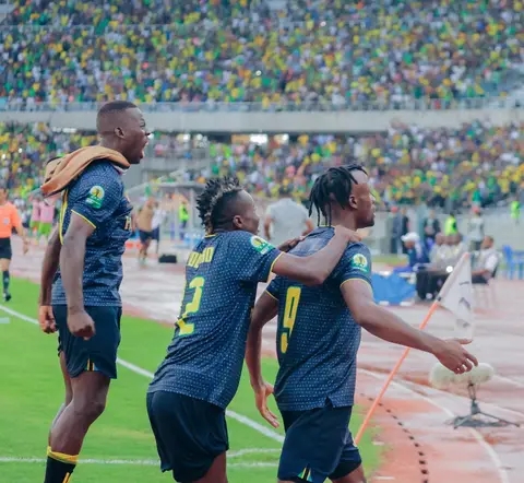 KNTimesFR's tweet photo. Demi-finale de #CAFC2: Belle opération @FistonKalala12_ et Young Africans s’imposent à domicile face au Marumo Gallants (2-0). L'avant-centre congolaise et Tuisila Kisinda se sont illustrés en délivrant respectivement une passe décisive. https://t.co/hP0eeCoSR9