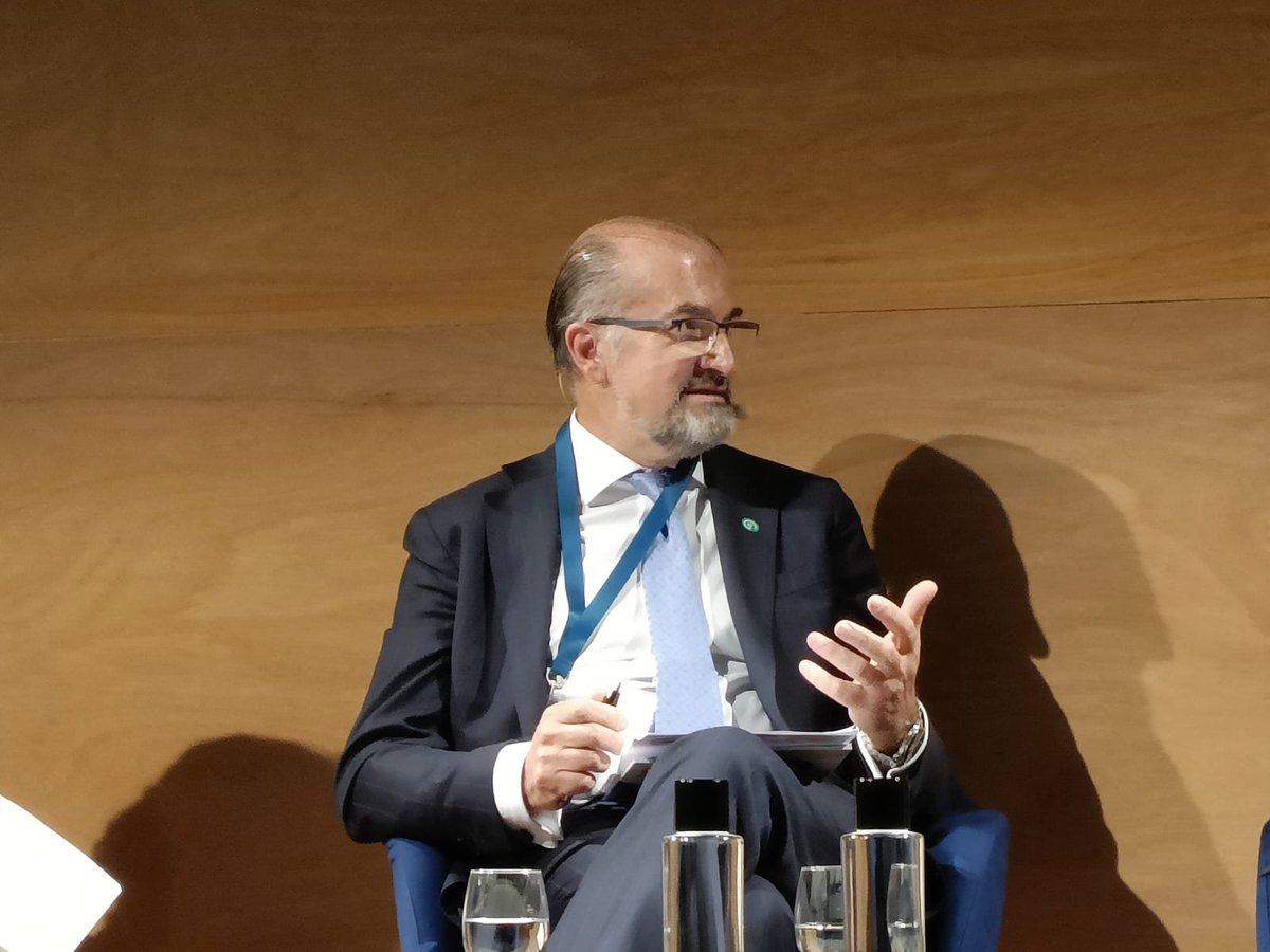 pteco2's tweet photo. 🗣️Aniceto Zaragoza, Director General de @Oficemen: “Nosotros tenemos una hoja de ruta clara: tenemos que usar todas las herramientas a nuestro alcance para lograr la #descarbonización, incluyendo la #CapturaCO2.” #AportandoValorAlCO2 #tecnologíasCAUC https://t.co/tHRfuhvnbv