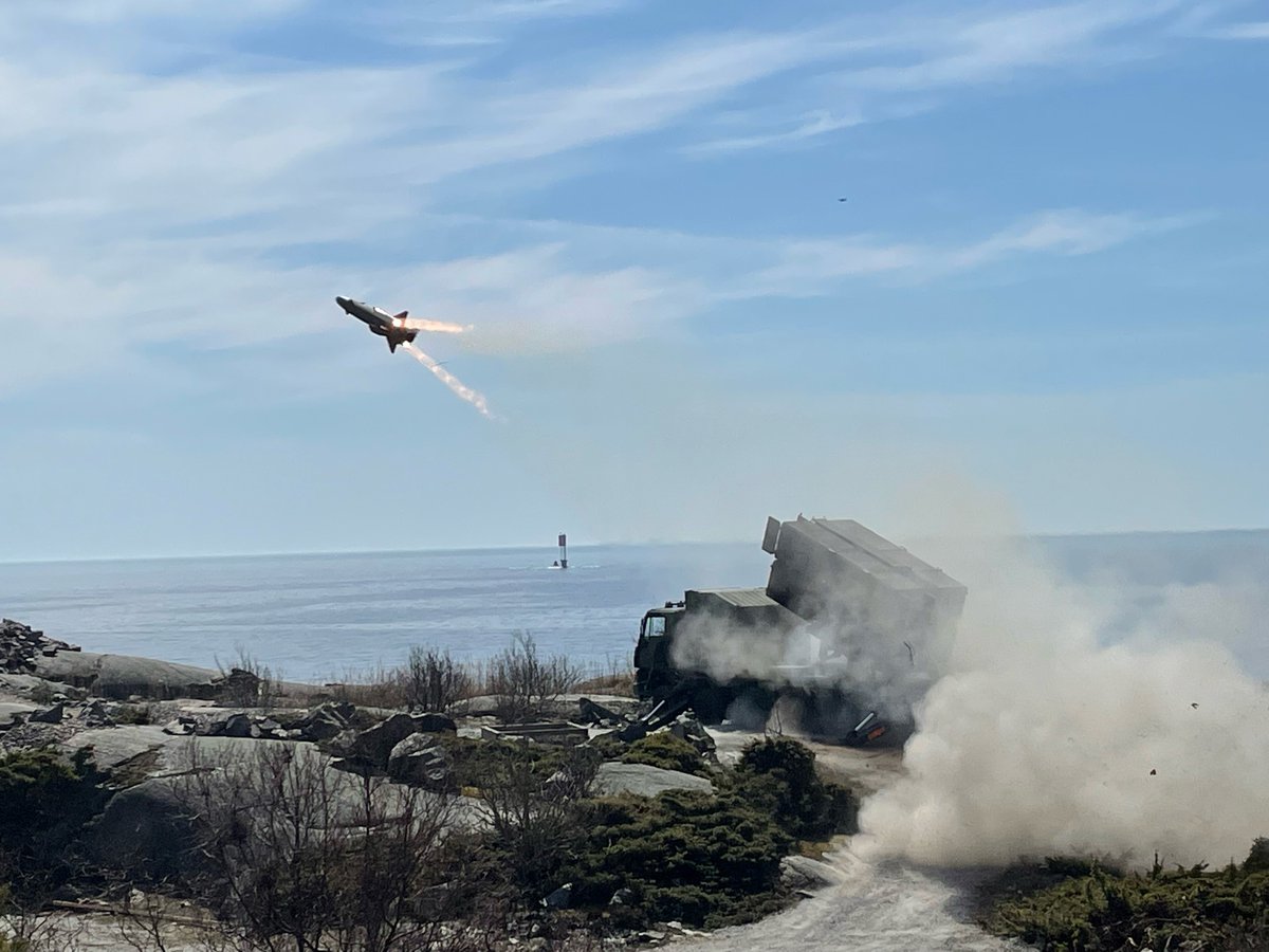 rannikkopr's tweet photo. Suomenlinnan rannikkorykmentin Meritorjuntaohjuspatteri ampui eilen RBS15-meritorjuntaohjuksen osana Rannikkoprikaatin vaikuttamisharjoitusta. Ohjusammunta onnistui täydellisesti, kuten ammattilaisilta odottaa sopii.
#Merivoimat #Rannikkoprikaati #meriv #RPR #SLRR https://t.co/eeEpj9LcAG