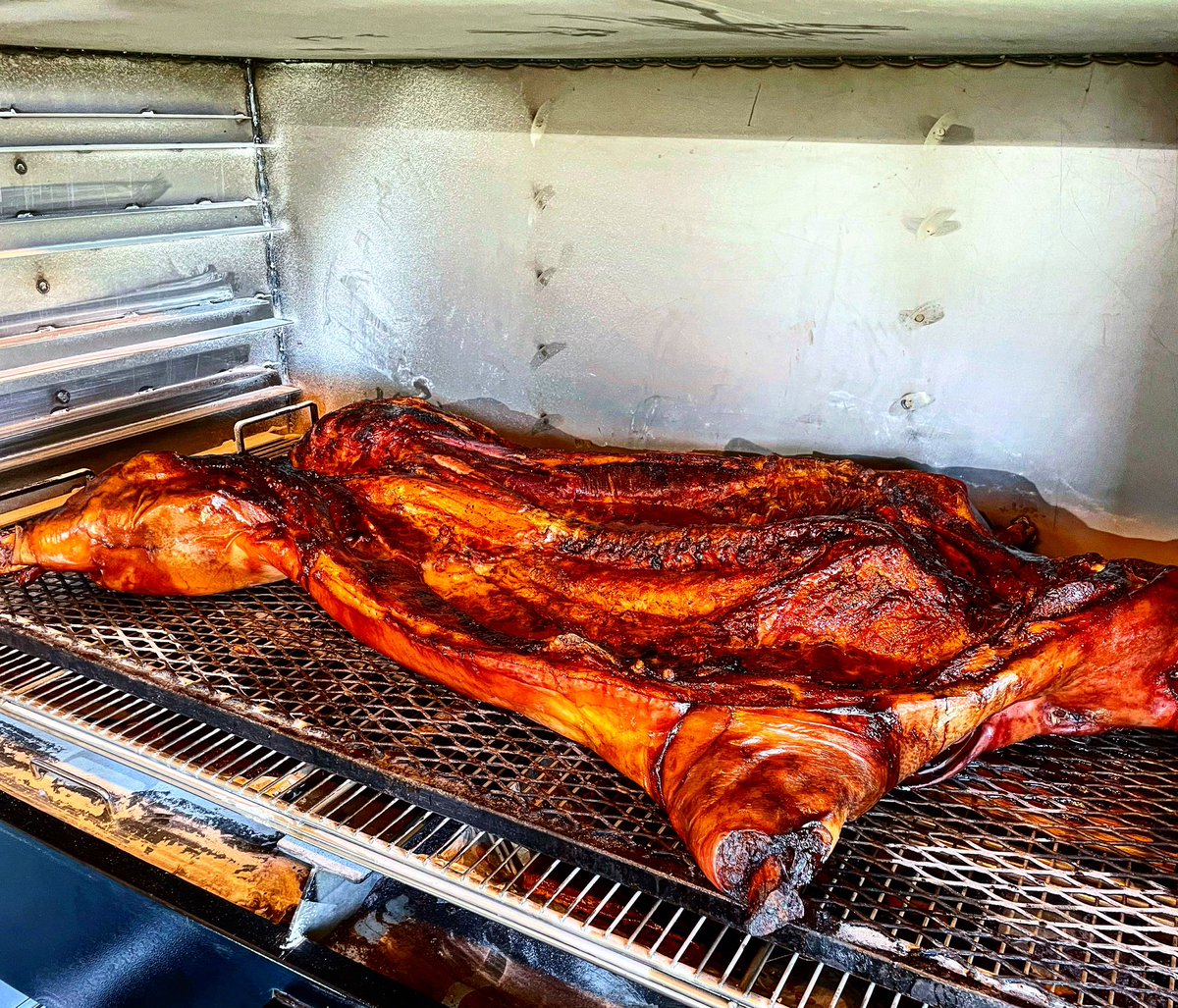 Here’s the finished product for my practice cook that I posted about yesterday. Very happy with the flavor, color, and moisture! That Myron Mixon Smokers 72” RFG is a Hog cooking machine 👍
.
.
myronmixon.com
.

#jacksoldsouth #myronmixonsmokers #bbq