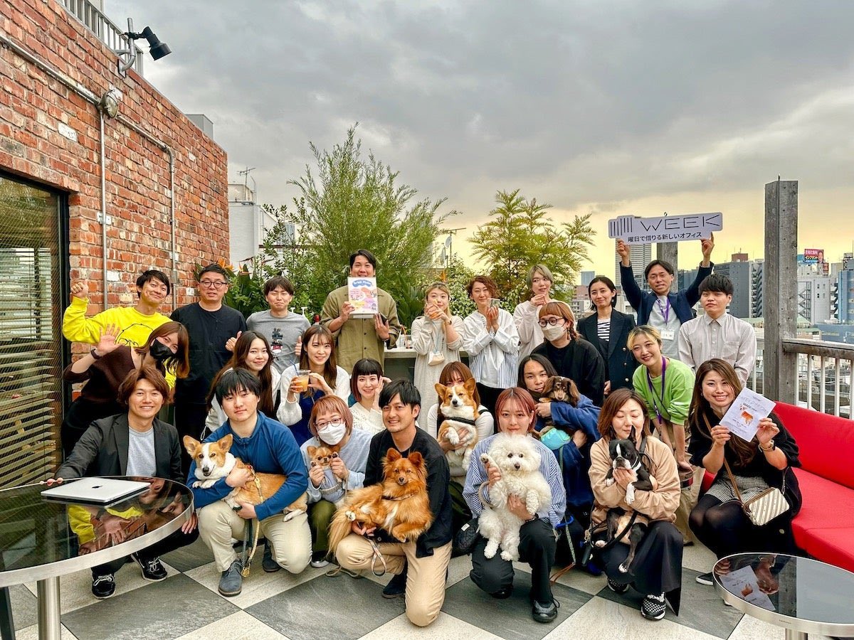 OkuboTaisuke's tweet photo. 【プレスリリース】
〜家族であるペットと、働きやすい世界へ〜
入居するWEEK A YOTSUYAの運営会社であるサンフロンティア不動産さまと共創し、シェアオフィスをペット同伴出社可にする実証実験を行いました。（写真は、入居企業の皆様との交流会の様子）

弊社に限らず入居される企業さまにもアンケートを実施し、ペット同伴出社については83%が「賛成」「どちらかといえば賛成」を選択し、本格導入に向けた実証実験の継続にも賛成と答えました。一方で課題も出ましたので、配慮された空間設計を進めてまいります。

ミッションである「ペットを家族として愛せる世界」に向けて、家族であるペットと働きやすい環境整備も大切だと考えています。事業成長に努めつつ、さまざまな企業さまと共創することで、行動指針にもある輪の外を想像し、好きな方も苦手な方も配慮された社会実装を進めてまいります。

@week_office @sunfrontier 
の皆様、これからもよろしくお願いします！

#ペットを家族として愛せる世界へ