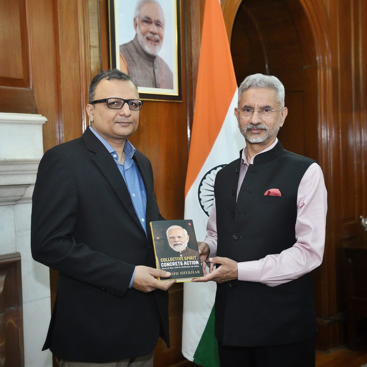 DrSJaishankar's tweet photo. Pleased to receive a copy of the book ‘Collective Spirit, Concrete Action’ by @shashidigital. 

Look forward to reading more on influence of Mann Ki Baat on India. Musings of PM @narendramodi ’s heart, this monthly commitment with the nation has touched so many. https://t.co/o8bqC2WDAG