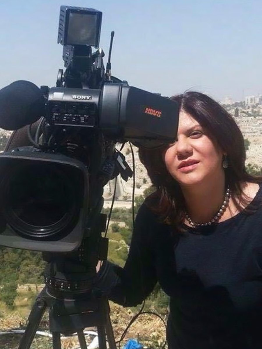 L'#11maggio di un anno fa moriva Shireen Abu Akleh, giornalista palestinese.
1)