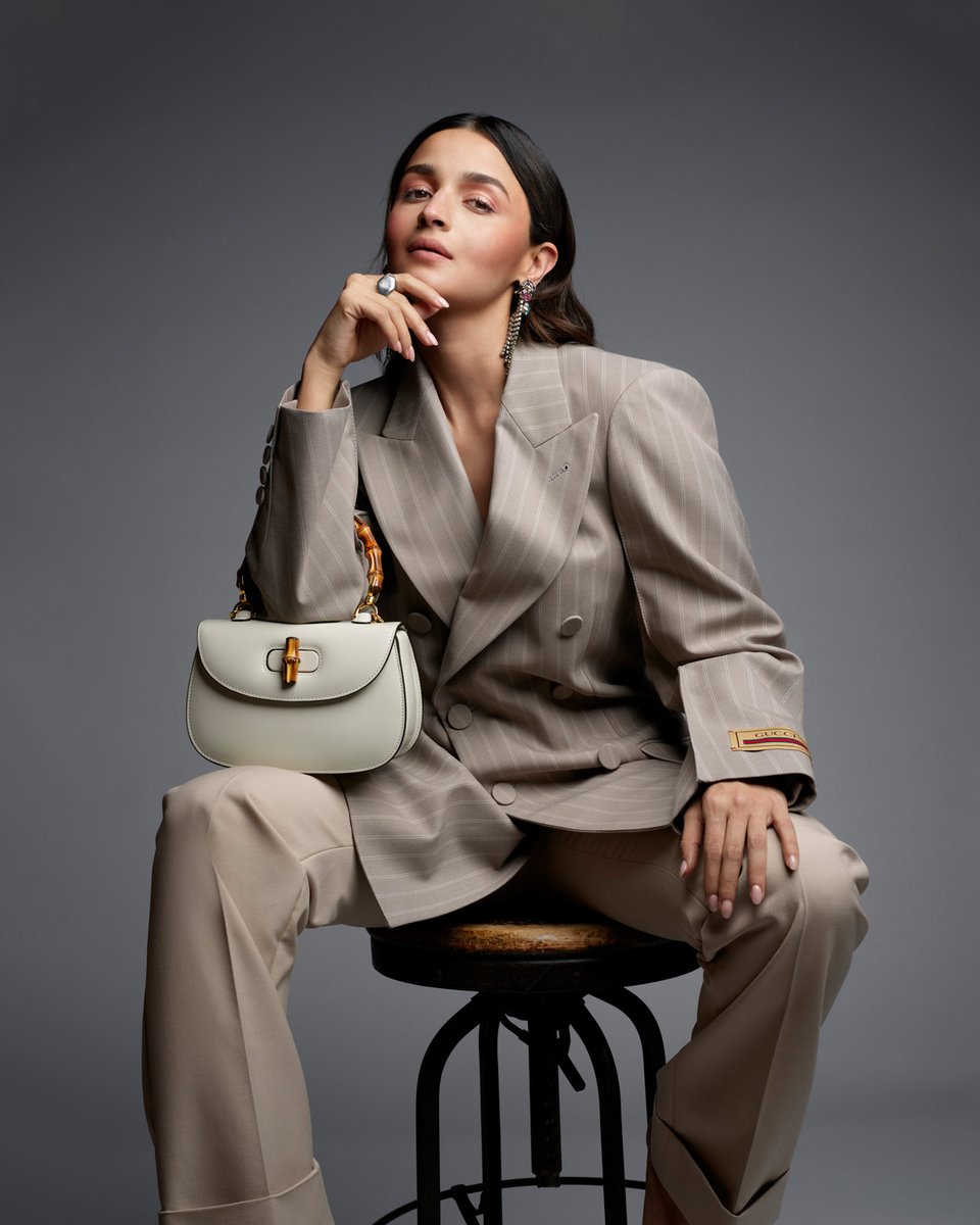 #AliaBhatt is the House’s newest Global Brand Ambassador. To mark the occasion, the actress, producer, and entrepreneur was captured with the #GucciBamboo1947 bag.

Photography by #MarkSeliger