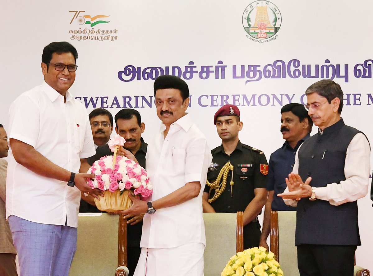 CMOTamilnadu's tweet photo. தொழில், முதலீட்டு ஊக்குவிப்பு மற்றும் வர்த்தகத் துறை அமைச்சராக பொறுப்பேற்றுக் கொண்ட முனைவர் @TRBRajaa அவர்கள் மாண்புமிகு முதலமைச்சர் திரு. @mkstalin அவர்களுக்கு மலர்கொத்து வழங்கி வாழ்த்துப் பெற்றார். https://t.co/mDPKIoChBD