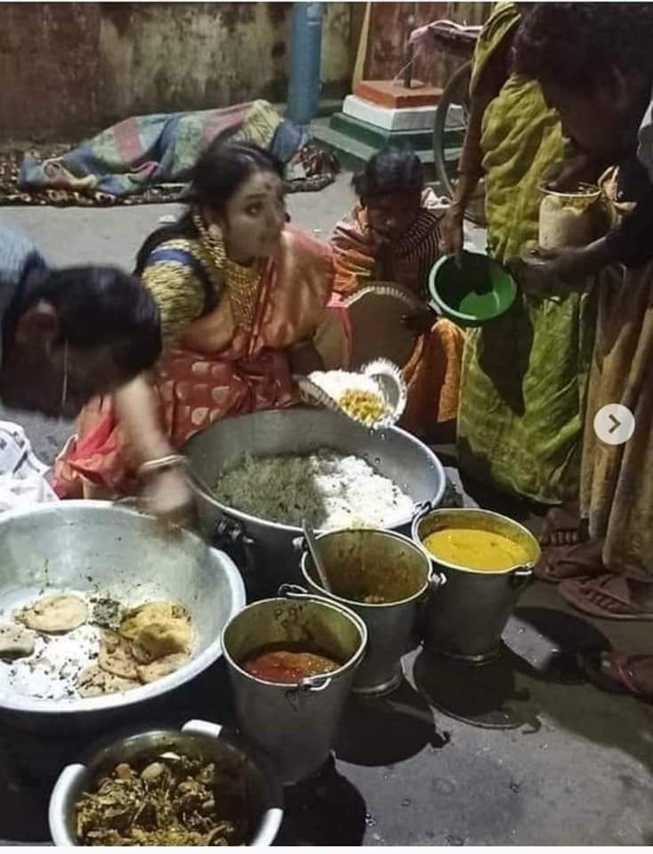 emteeyaz_ali's tweet photo. भाई की शादी में बचा खाना परोसने रेलवे स्टेशन पहुंची बहन, इस बहन की जितनी भी तारीफ की जाए वह कम हैं !
बहन के  सराहनीय कार्य के लिए बारम्बार सैल्यूट करता हूँ 🙏🙏 #SaveFoodSaveLife https://t.co/KvjOgHlB2D