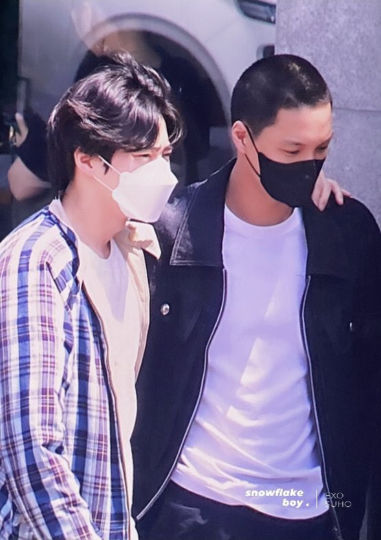 oshcuddles's tweet photo. the photos of jongin and junmyeon today 😭 https://t.co/6BuEFdRHha