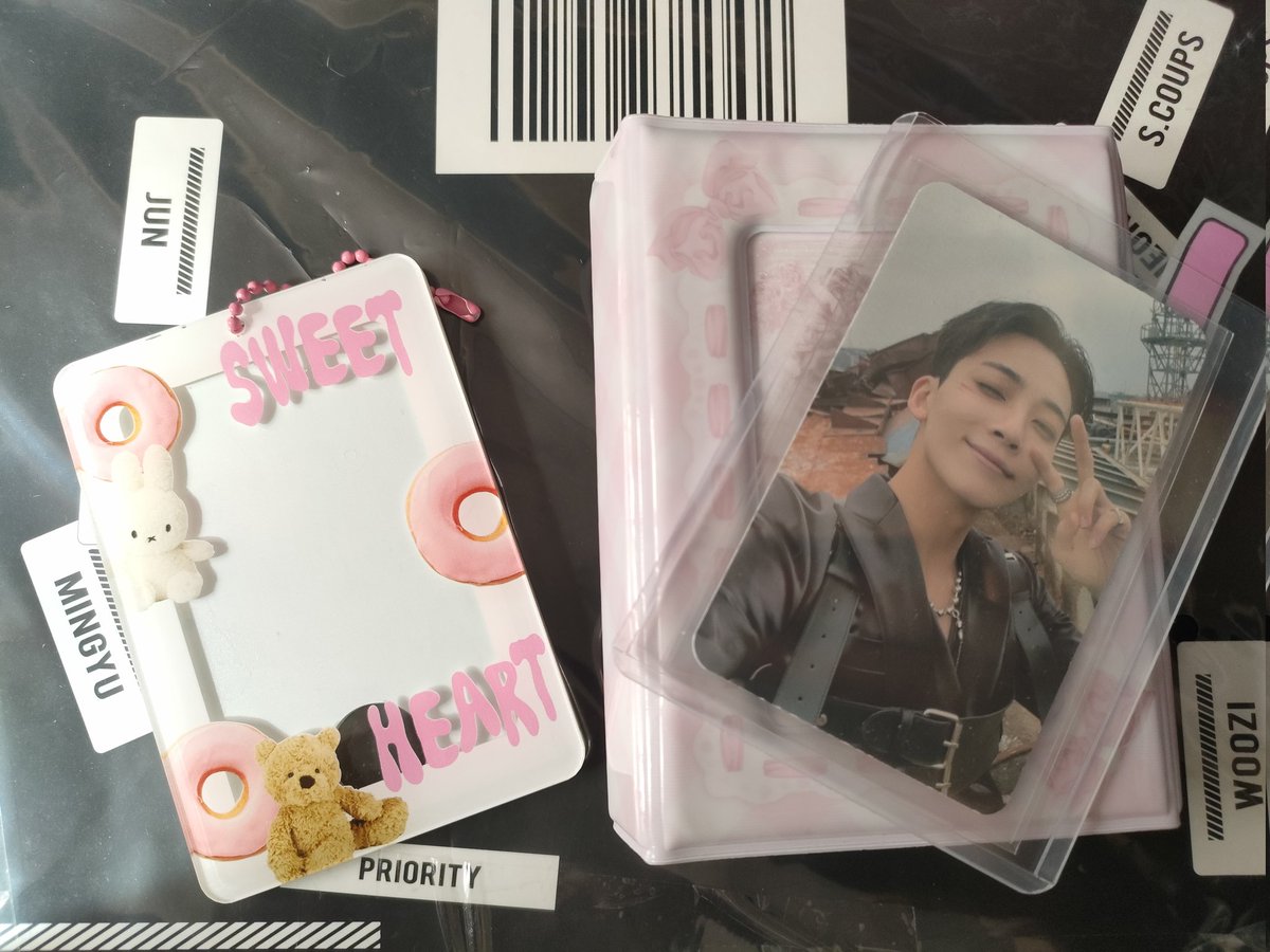 kyeomiecart's tweet photo. jeonghan arrived safely! tysm for the smooth transaction @hanprio! 
also the pc holder and coll book is very cute 💖 #hanparcel https://t.co/D4SH4cBEVB