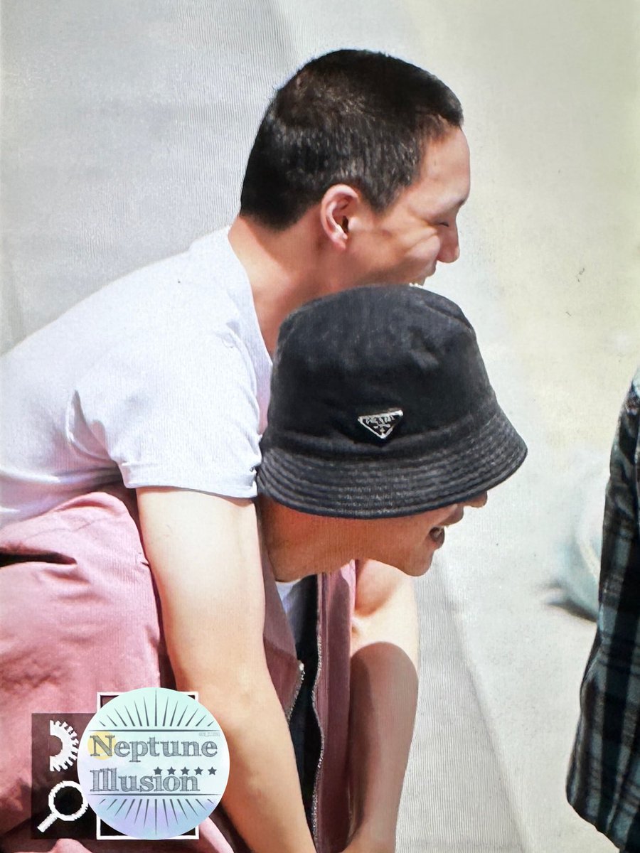 kokokbop's tweet photo. CHANYEOL CARRYING JONGIN ON HIS BACK 😭😭😭 I CAN’TTTT https://t.co/AxC88ymgAG