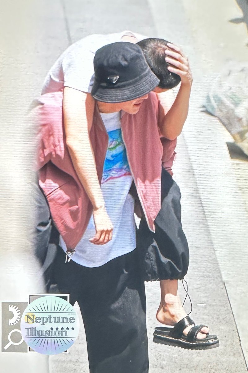 kokokbop's tweet photo. CHANYEOL CARRYING JONGIN ON HIS BACK 😭😭😭 I CAN’TTTT https://t.co/AxC88ymgAG