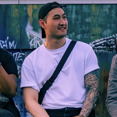 #NeuesProfilbild macht kein Auge, sehe schon cute aus 🍍