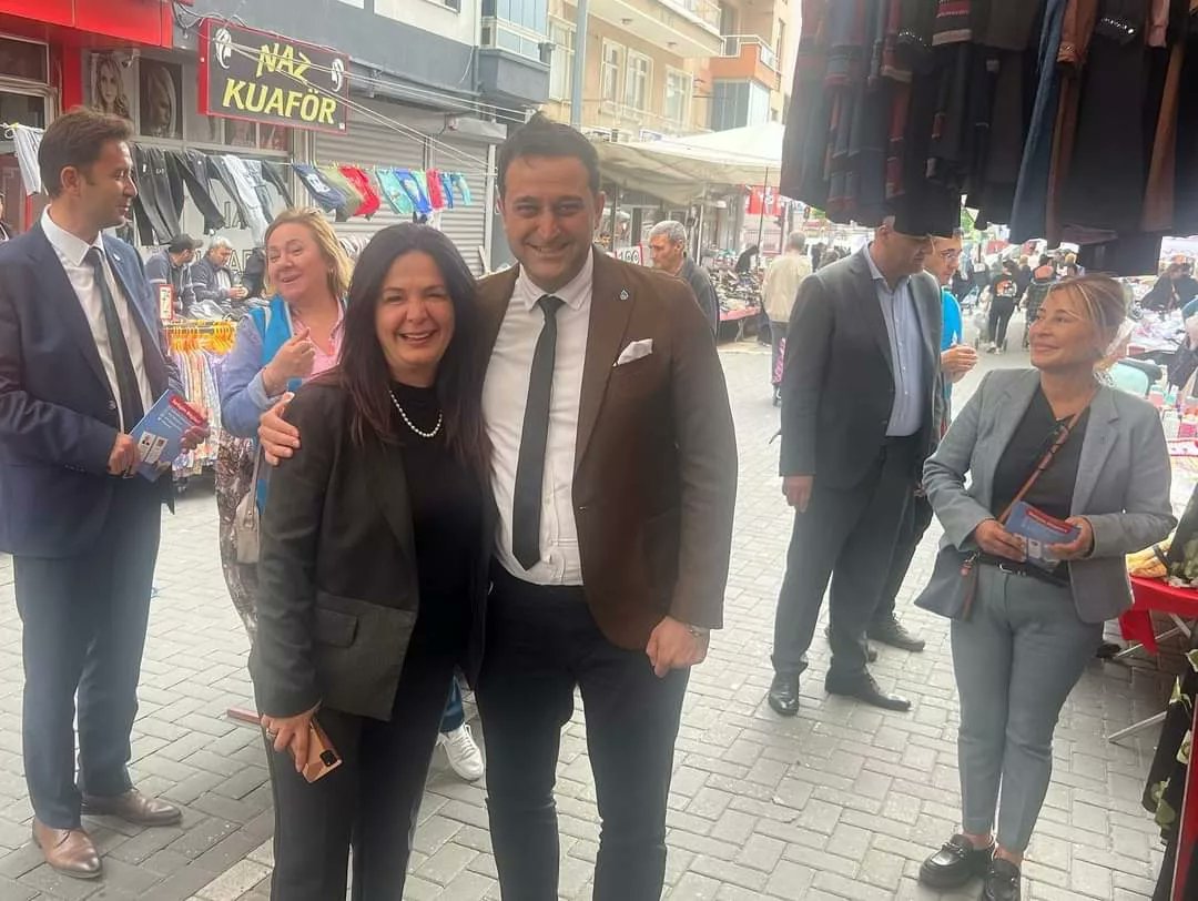 bekirkirar20's tweet photo. 📍 AKHİSAR

Bugün Manisa Akhisar ilçemizde Sn. Bakanımız Selma Aliye Kavaf ve Manisa İl Başkanımız Sn. Cansın Tunçdirek ile beraber Akhisar Belediye Başkanımız Sn. Besim Dutlulu’yu ziyaret ettikten sonra esnaf ziyareti ve pazaryeri ziyaretimizi gerçekleştirdik. Akşam binlerce vatandaşımızla Cumhuriyet Halk Partisi Genel Baskan Yardimcisi Sn. Özgür Özel ile mitinge katıldık.

@alibabacan
@devapartisi
@adaykavaf
@CTuncdirek
@DenizliyeDEVA
@DevaManisa