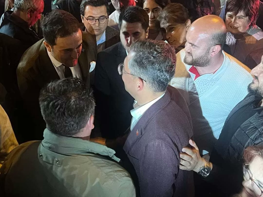 📍 AKHİSAR

Bugün Manisa Akhisar ilçemizde Sn. Bakanımız Selma Aliye Kavaf ve Manisa İl Başkanımız Sn. Cansın Tunçdirek ile beraber Akhisar Belediye Başkanımız Sn. Besim Dutlulu’yu ziyaret ettikten sonra esnaf ziyareti ve pazaryeri ziyaretimizi gerçekleştirdik. Akşam binlerce
