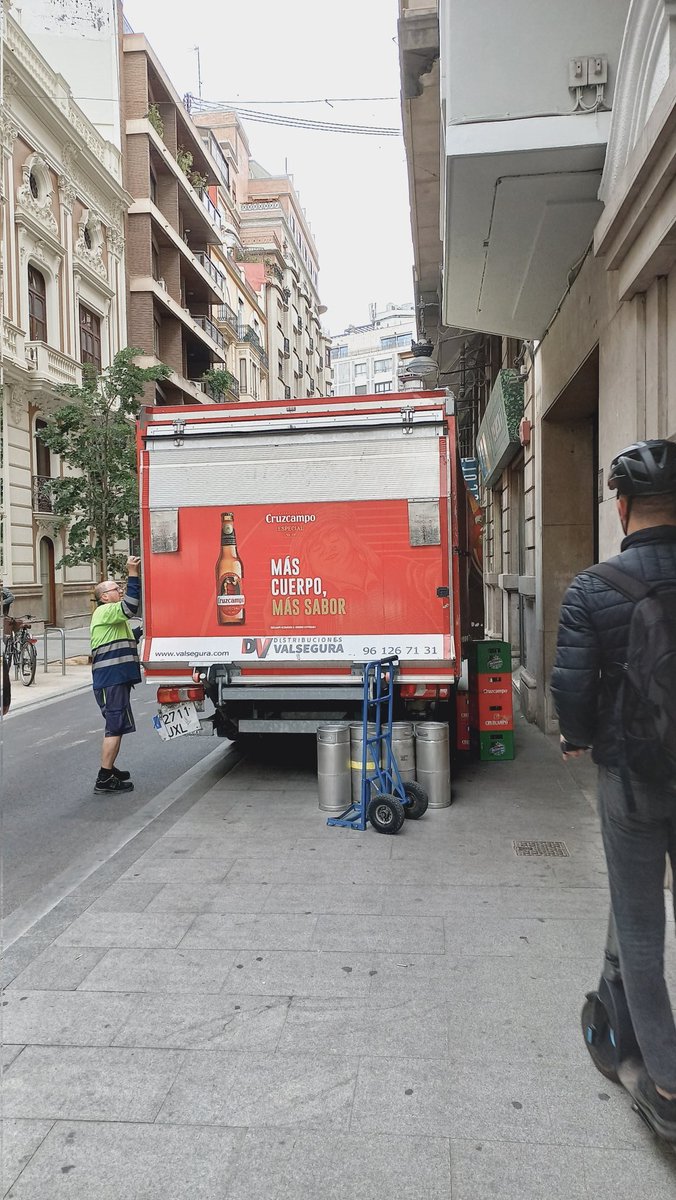 ToniRamos4's tweet photo. Tots els dies la mateixa història als carrers on s'han rebaixat les voreres, amb la passivitat absoluta de la @policialocalvlc https://t.co/OQhmC9rgeF
