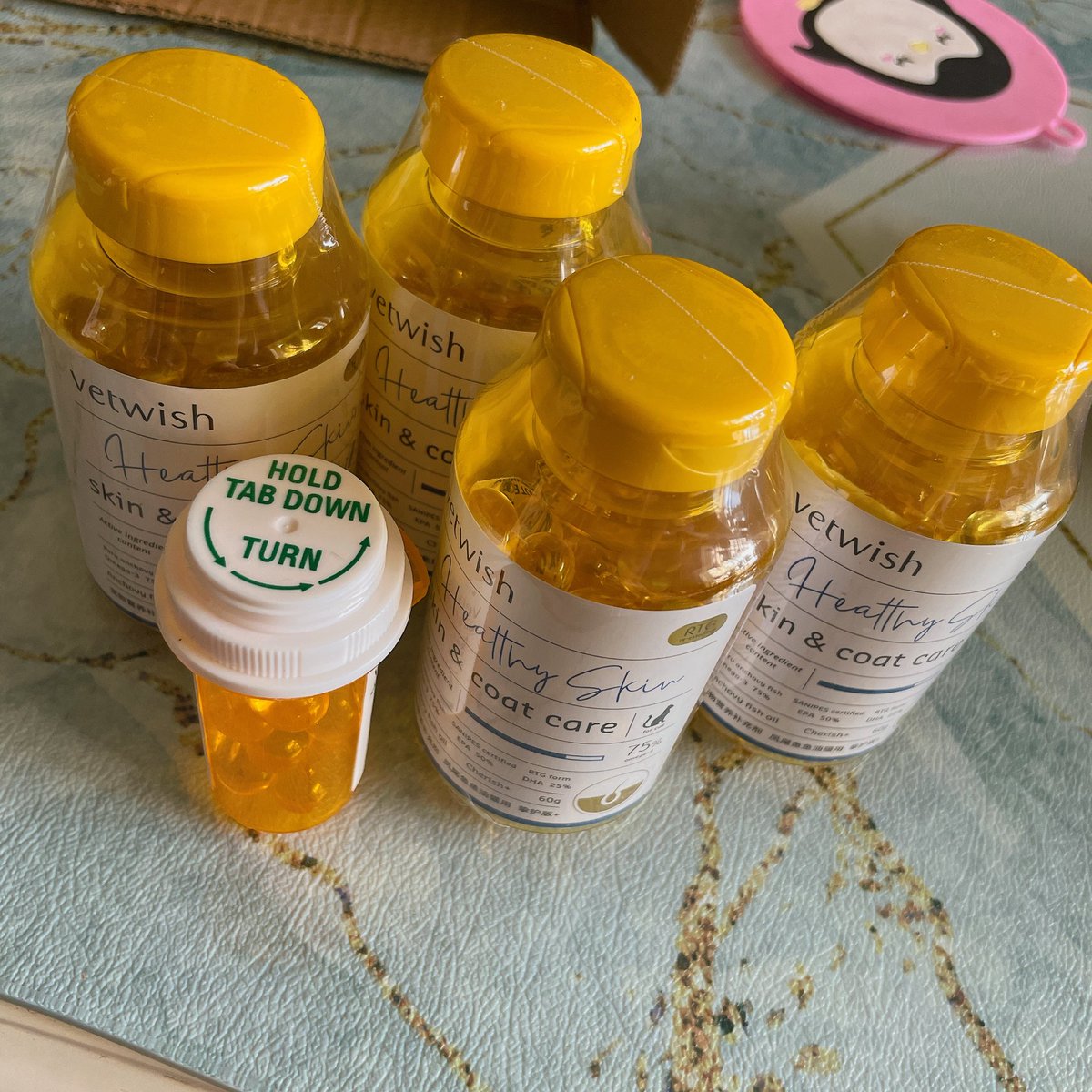 还是给毛孩子买鱼油了，一直觉得这是智商税，但是天天猫毛满天飞，还是试试吧
我对自己一直都挺抠搜的，但我对毛孩子一直都不愿意省，最开始是进口粮，算下来是35左右一斤，吃了近一年进口粮就开始出事，后面换成国产26一斤，一个月要吃二十来斤，但我是真不舍的给孩子吃差的 https://t.co/fq1q0yVqWN