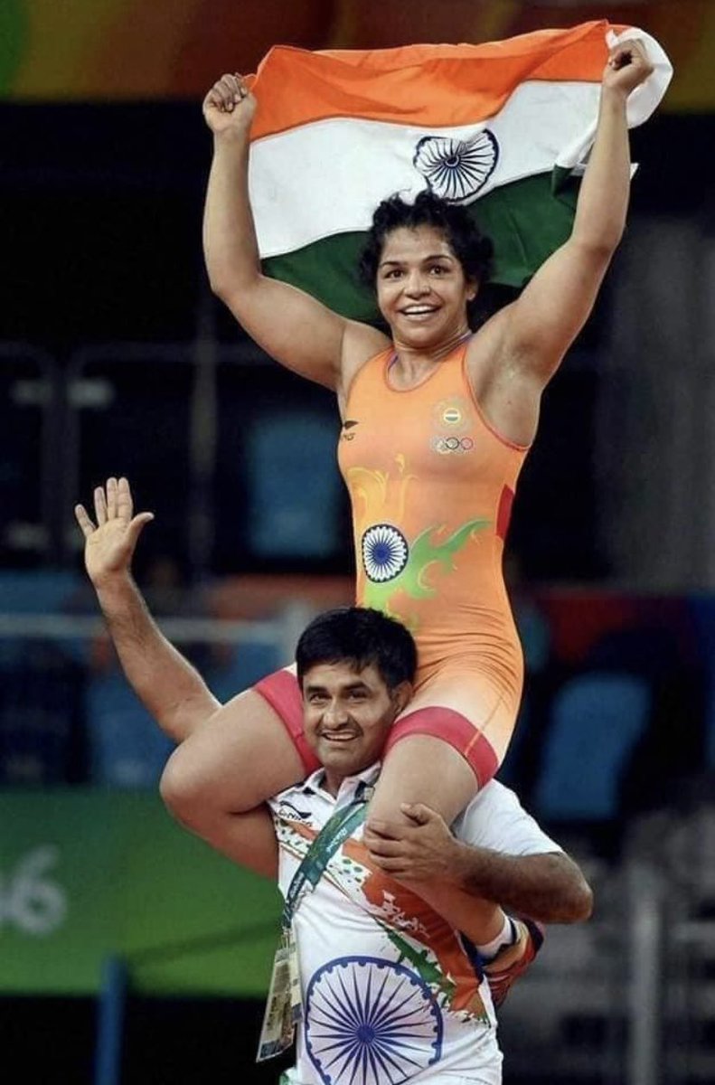 SamantShekhawat's tweet photo. अगर एक पिता तुल्य गुरु का अपने बेटी समान शिष्य को आशीर्वाद देना ,सर पर हाथ रखना ,उत्साह वर्धन करना शो'षण की श्रेणी मे आता है ? फिर यह दोनों पैरो के बीच फंसा मर्द भी क्या शो'षण का केश कर सकता है ? क्या यह भी शो'षण की श्रेणी में आएगा ??  
पूछता है देश ?
@Phogat_Vinesh ? @SakshiMalik ? @BajrangPunia ?