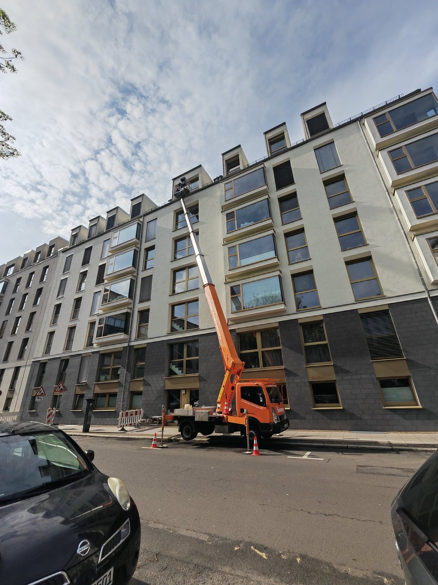 Helene398's tweet photo. @stadtleipzig Straße abgesperrt, weil Neubau keine zu öffnenden Fenster hat und von außen geputzt wird. Mit laufenden Motor natürlich.  Na das nenne ich doch mal Fortschritt 😂😂 https://t.co/zwHW6xZkFR