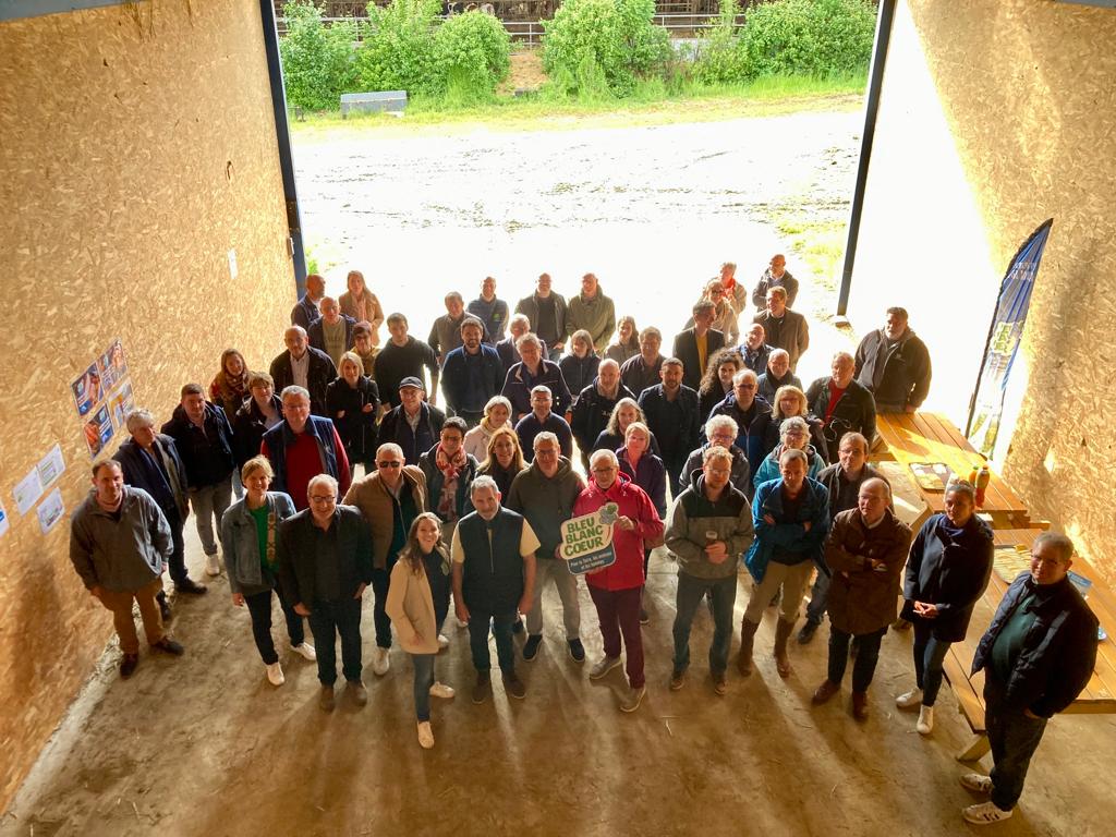 BleuBlancCoeur's tweet photo. Hier nous avons profité de notre présence dans les Deux-Sèvres pour visiter, avec une quarantaine d'adhérents #BleuBlancCoeur, la ferme de #LaBazinière ! #AGBBC https://t.co/htOU6qITAa