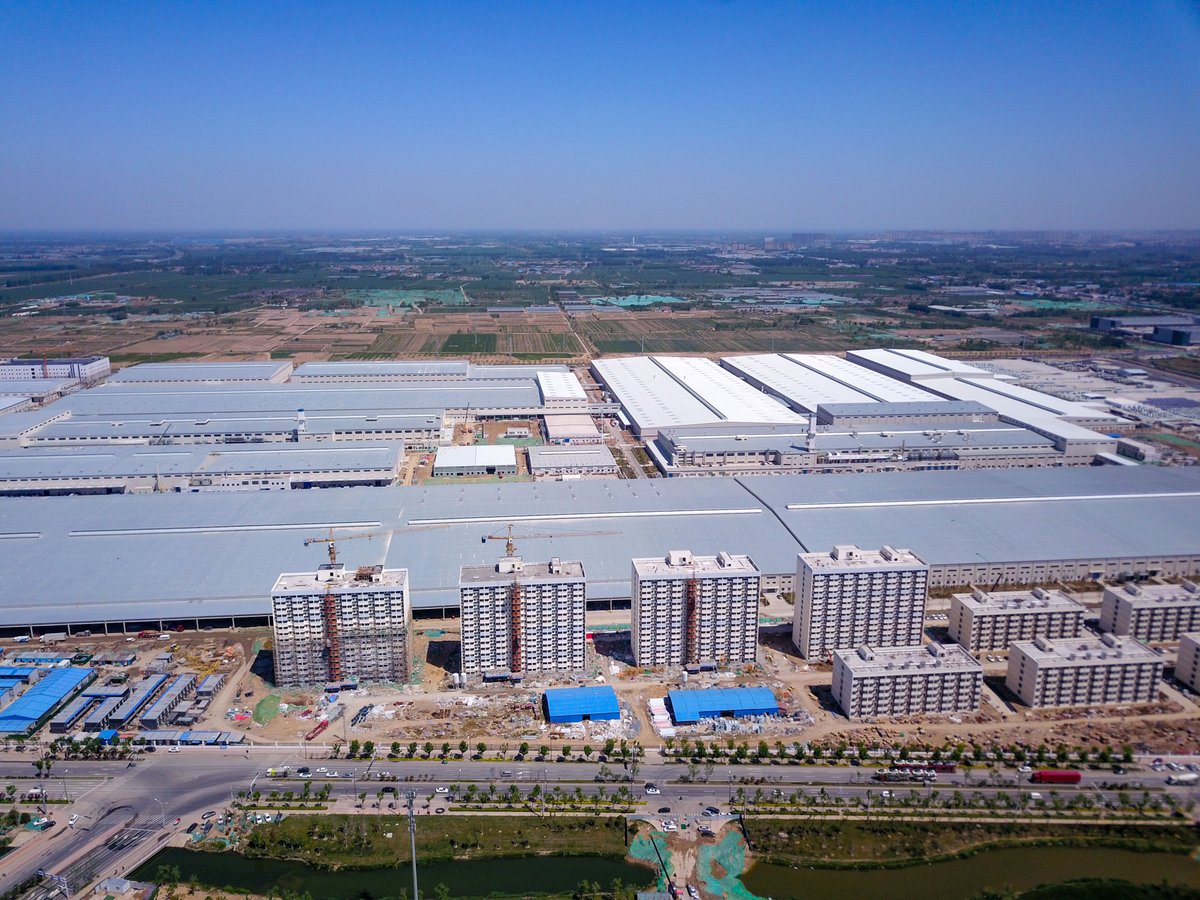 SpringCityJinan's tweet photo. The roof of the #BYD Automobile Industrial Park in #Jinan #StartUpArea shined brightly under the radiant sunlight on April 29. Compared with the same period of last year, the plant area increased substantially to nearly 266.67 hectares. #InvestJinan @BYDCompany @BYDGlobal https://t.co/vXSt7dzFTi