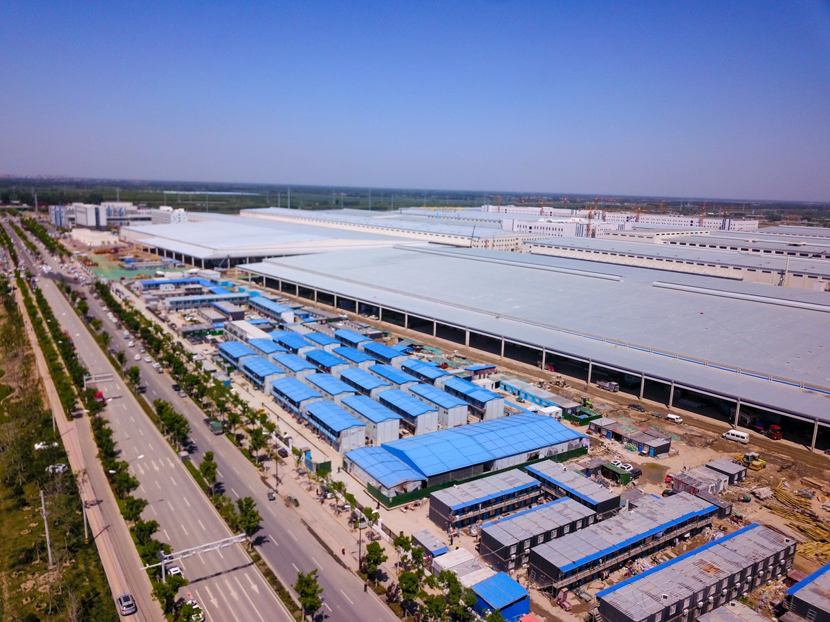 SpringCityJinan's tweet photo. The roof of the #BYD Automobile Industrial Park in #Jinan #StartUpArea shined brightly under the radiant sunlight on April 29. Compared with the same period of last year, the plant area increased substantially to nearly 266.67 hectares. #InvestJinan @BYDCompany @BYDGlobal https://t.co/vXSt7dzFTi