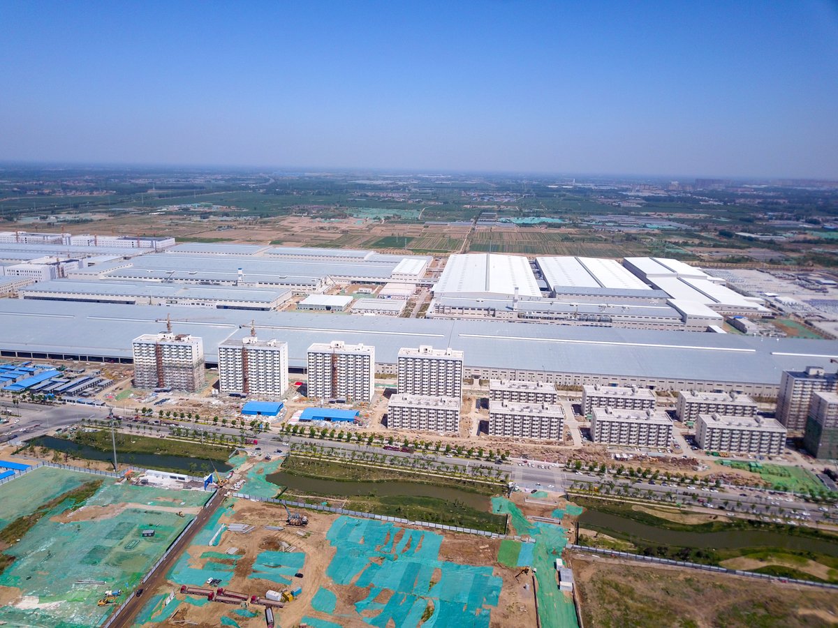 SpringCityJinan's tweet photo. The roof of the #BYD Automobile Industrial Park in #Jinan #StartUpArea shined brightly under the radiant sunlight on April 29. Compared with the same period of last year, the plant area increased substantially to nearly 266.67 hectares. #InvestJinan @BYDCompany @BYDGlobal https://t.co/vXSt7dzFTi