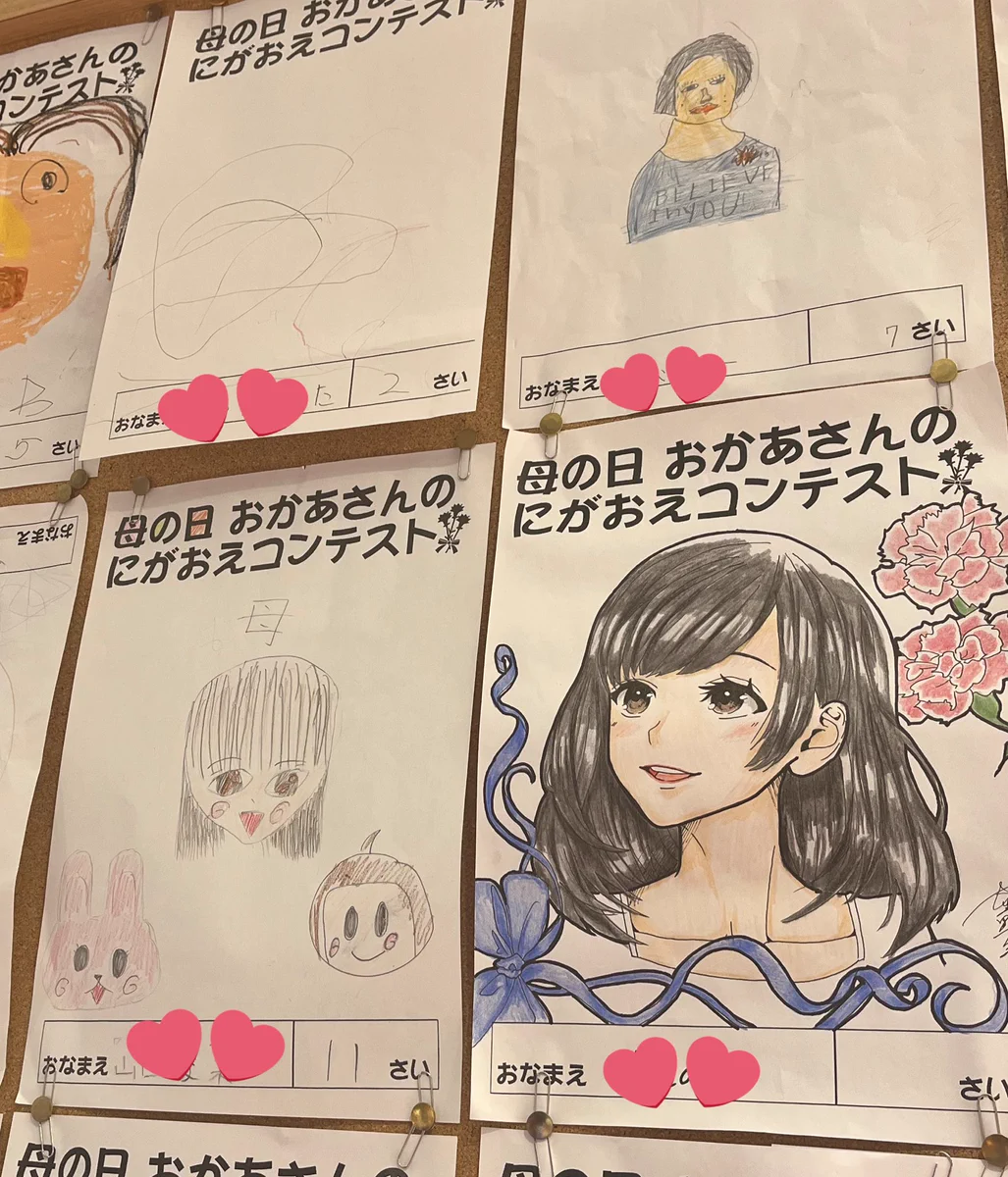 母の日。お母さんの似顔絵コンテスト。1人だけ群を抜いてキラキラな母がいた。